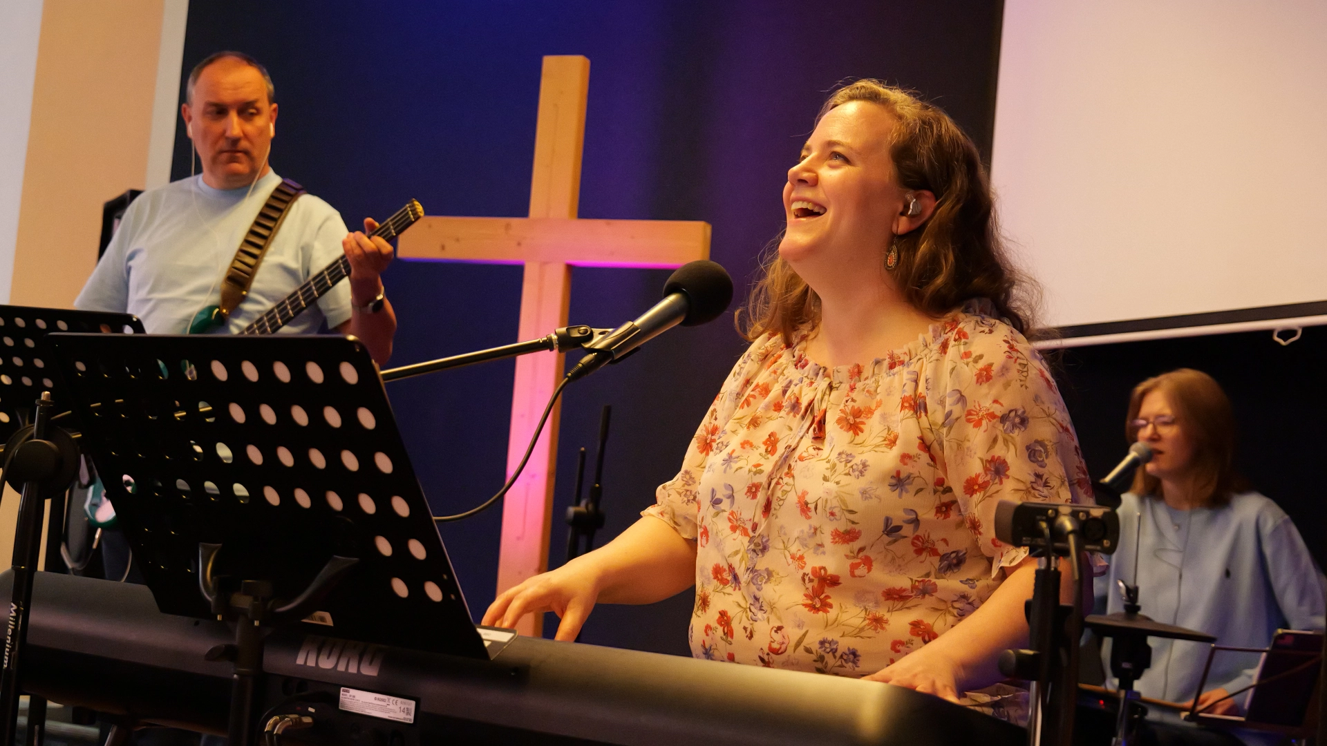 Mehrere Personen der Gemeinde-Musikband spielen Musik, im Vordergrund Maria Münch, Lobpreisleiterin der Elim Eichsfeld Gemeinde, am Klavier